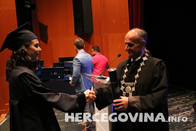 FPMOZ: Pogledajte tko je sve danas dobio diplomu na svečanoj promociji diplomanata