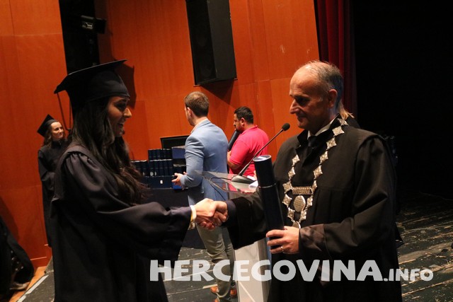 FPMOZ: Pogledajte tko je sve danas dobio diplomu na svečanoj promociji diplomanata