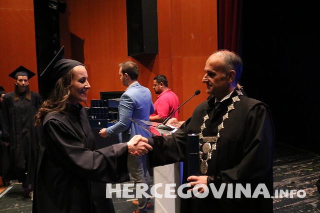 FPMOZ: Pogledajte tko je sve danas dobio diplomu na svečanoj promociji diplomanata