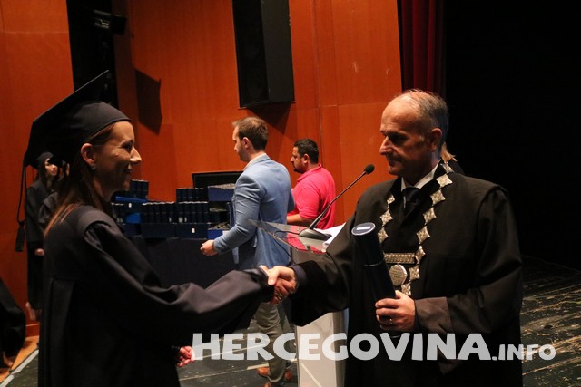 FPMOZ: Pogledajte tko je sve danas dobio diplomu na svečanoj promociji diplomanata