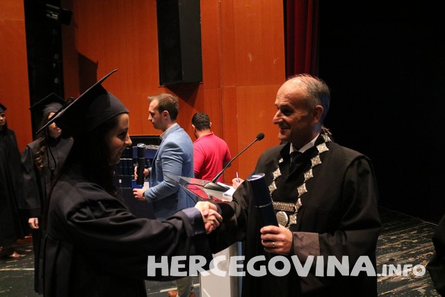 FPMOZ: Pogledajte tko je sve danas dobio diplomu na svečanoj promociji diplomanata