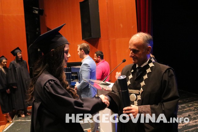 FPMOZ: Pogledajte tko je sve danas dobio diplomu na svečanoj promociji diplomanata