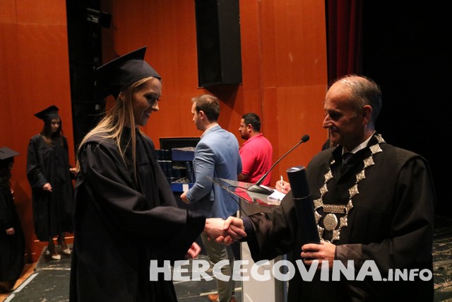 FPMOZ: Pogledajte tko je sve danas dobio diplomu na svečanoj promociji diplomanata