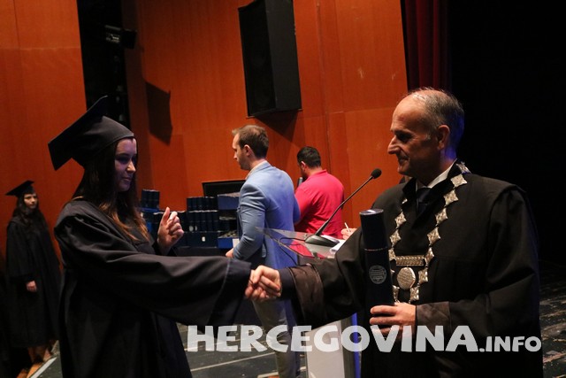 FPMOZ: Pogledajte tko je sve danas dobio diplomu na svečanoj promociji diplomanata