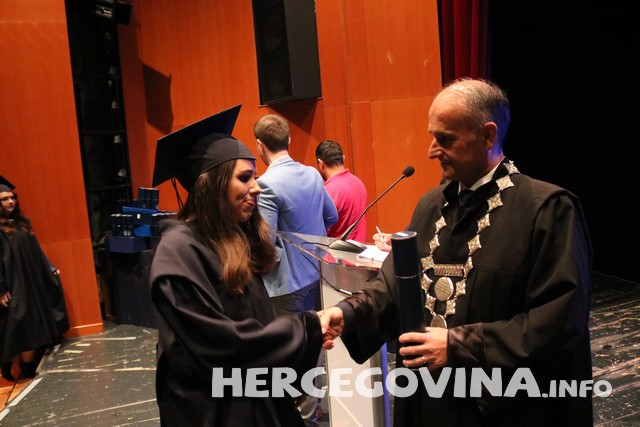 FPMOZ: Pogledajte tko je sve danas dobio diplomu na svečanoj promociji diplomanata