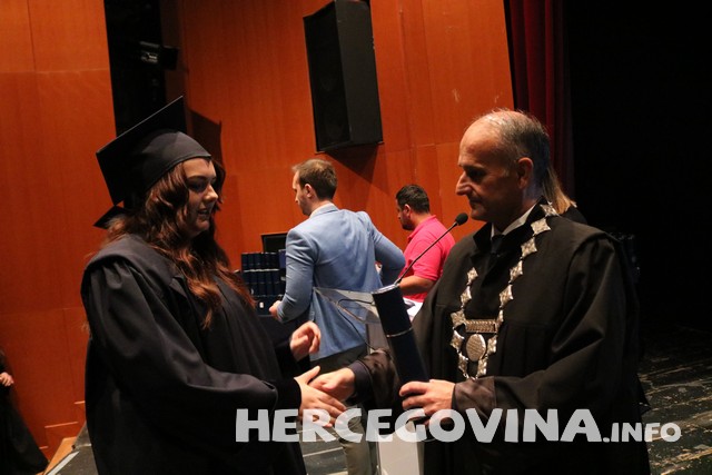 FPMOZ: Pogledajte tko je sve danas dobio diplomu na svečanoj promociji diplomanata