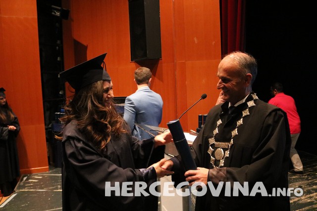 FPMOZ: Pogledajte tko je sve danas dobio diplomu na svečanoj promociji diplomanata