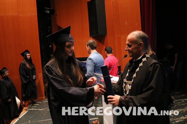 FPMOZ: Pogledajte tko je sve danas dobio diplomu na svečanoj promociji diplomanata