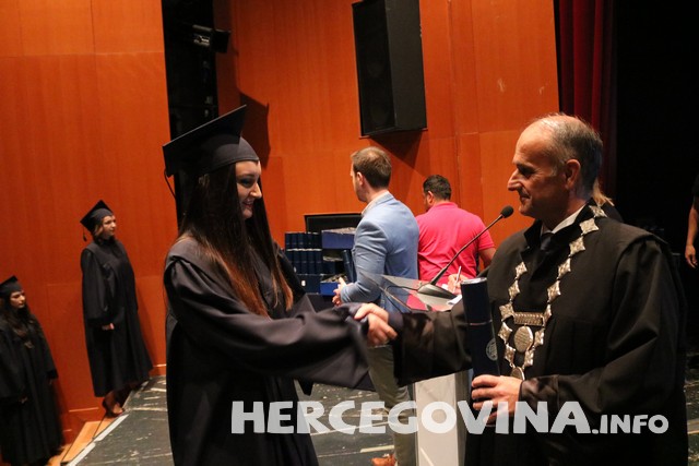 FPMOZ: Pogledajte tko je sve danas dobio diplomu na svečanoj promociji diplomanata