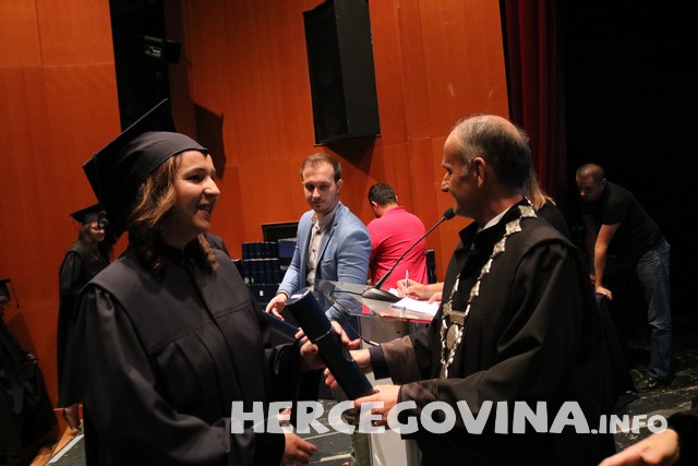 FPMOZ: Pogledajte tko je sve danas dobio diplomu na svečanoj promociji diplomanata