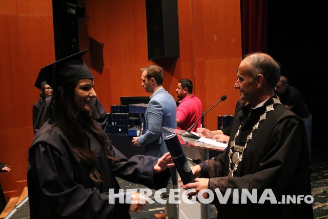 FPMOZ: Pogledajte tko je sve danas dobio diplomu na svečanoj promociji diplomanata