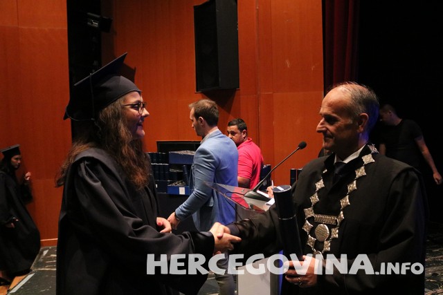 FPMOZ: Pogledajte tko je sve danas dobio diplomu na svečanoj promociji diplomanata
