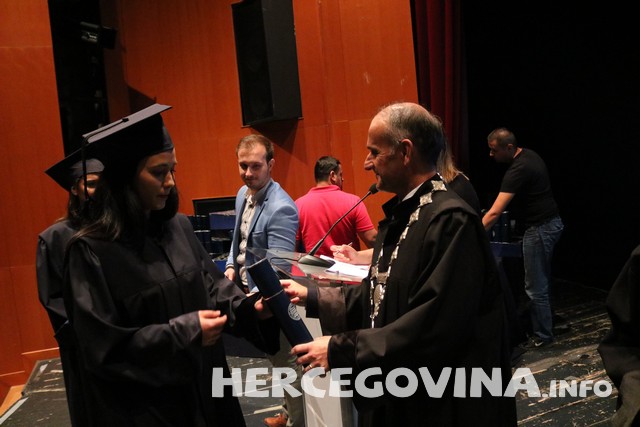 FPMOZ: Pogledajte tko je sve danas dobio diplomu na svečanoj promociji diplomanata