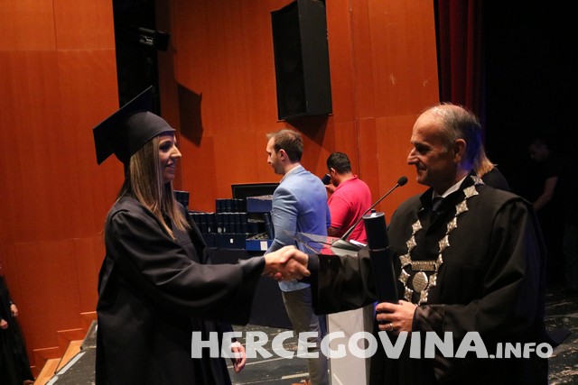 FPMOZ: Pogledajte tko je sve danas dobio diplomu na svečanoj promociji diplomanata