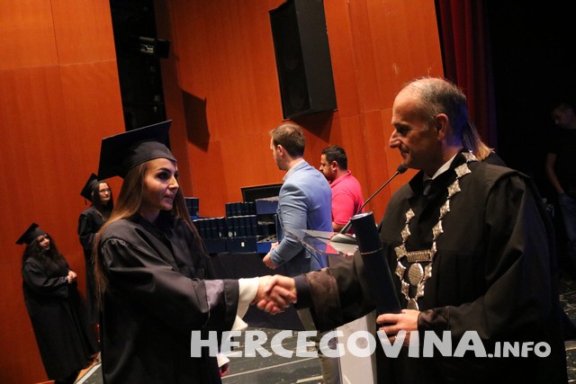 FPMOZ: Pogledajte tko je sve danas dobio diplomu na svečanoj promociji diplomanata