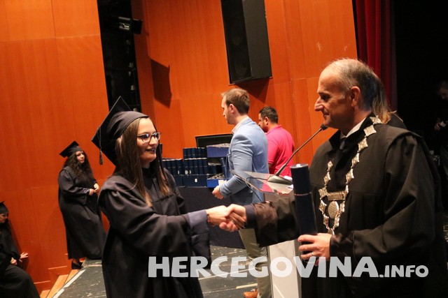 FPMOZ: Pogledajte tko je sve danas dobio diplomu na svečanoj promociji diplomanata