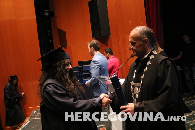 FPMOZ: Pogledajte tko je sve danas dobio diplomu na svečanoj promociji diplomanata