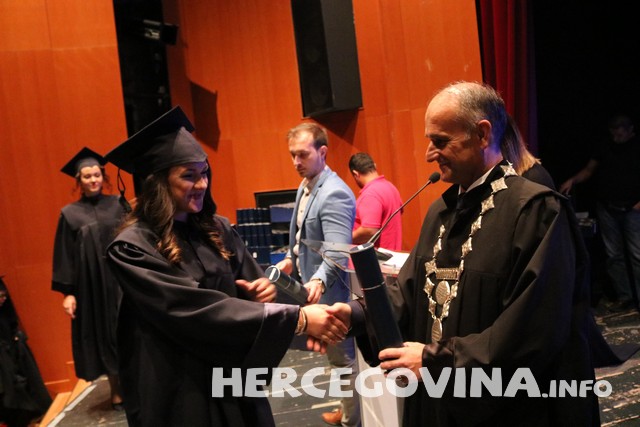 FPMOZ: Pogledajte tko je sve danas dobio diplomu na svečanoj promociji diplomanata