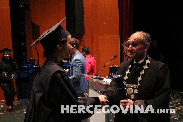 FPMOZ: Pogledajte tko je sve danas dobio diplomu na svečanoj promociji diplomanata