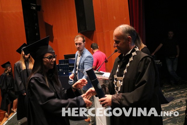 FPMOZ: Pogledajte tko je sve danas dobio diplomu na svečanoj promociji diplomanata