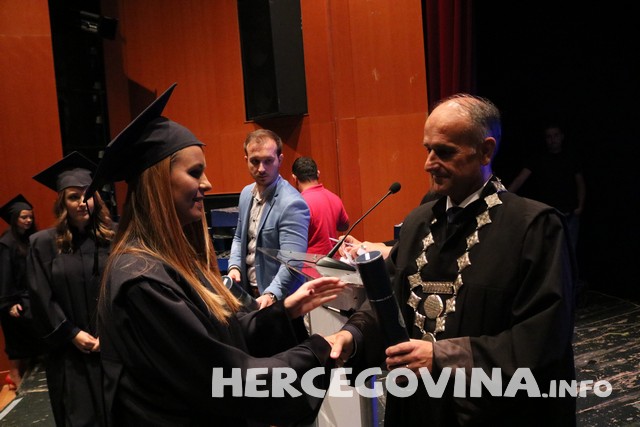 FPMOZ: Pogledajte tko je sve danas dobio diplomu na svečanoj promociji diplomanata