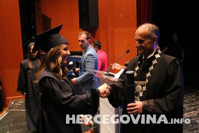 FPMOZ: Pogledajte tko je sve danas dobio diplomu na svečanoj promociji diplomanata