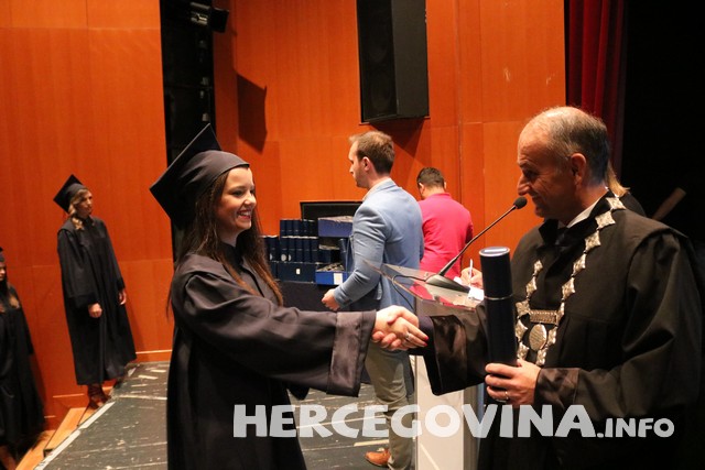 FPMOZ: Pogledajte tko je sve danas dobio diplomu na svečanoj promociji diplomanata