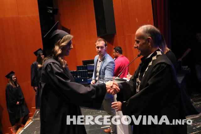 FPMOZ: Pogledajte tko je sve danas dobio diplomu na svečanoj promociji diplomanata