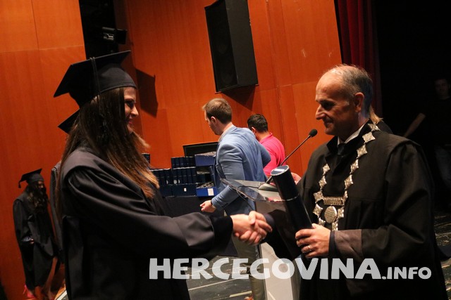 FPMOZ: Pogledajte tko je sve danas dobio diplomu na svečanoj promociji diplomanata