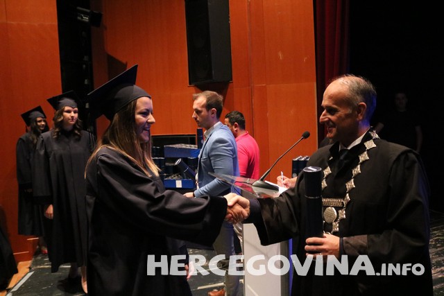 FPMOZ: Pogledajte tko je sve danas dobio diplomu na svečanoj promociji diplomanata