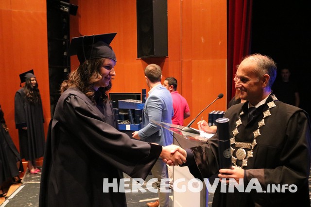 FPMOZ: Pogledajte tko je sve danas dobio diplomu na svečanoj promociji diplomanata