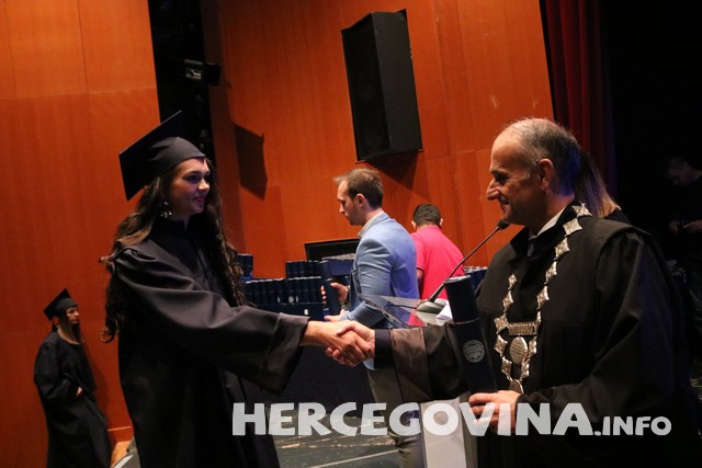 FPMOZ: Pogledajte tko je sve danas dobio diplomu na svečanoj promociji diplomanata