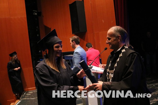 FPMOZ: Pogledajte tko je sve danas dobio diplomu na svečanoj promociji diplomanata