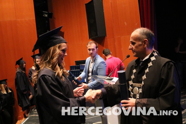 FPMOZ: Pogledajte tko je sve danas dobio diplomu na svečanoj promociji diplomanata