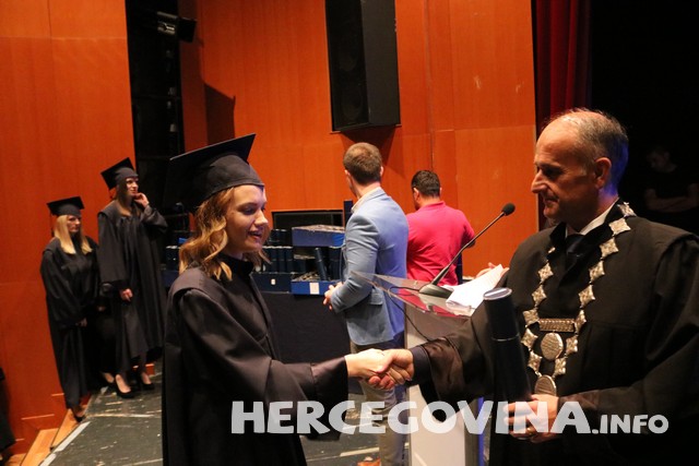 FPMOZ: Pogledajte tko je sve danas dobio diplomu na svečanoj promociji diplomanata