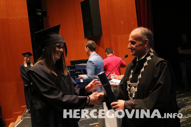 FPMOZ: Pogledajte tko je sve danas dobio diplomu na svečanoj promociji diplomanata