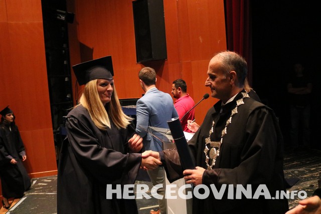 FPMOZ: Pogledajte tko je sve danas dobio diplomu na svečanoj promociji diplomanata