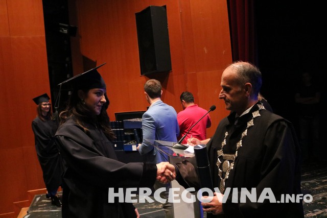 FPMOZ: Pogledajte tko je sve danas dobio diplomu na svečanoj promociji diplomanata