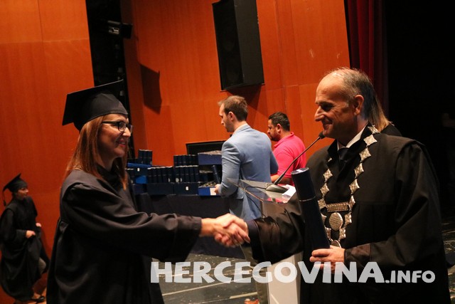 FPMOZ: Pogledajte tko je sve danas dobio diplomu na svečanoj promociji diplomanata