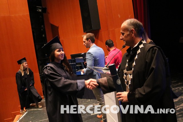 FPMOZ: Pogledajte tko je sve danas dobio diplomu na svečanoj promociji diplomanata