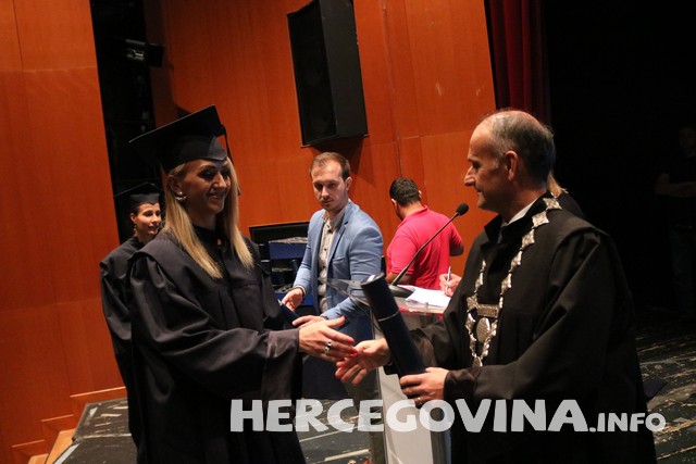 FPMOZ: Pogledajte tko je sve danas dobio diplomu na svečanoj promociji diplomanata