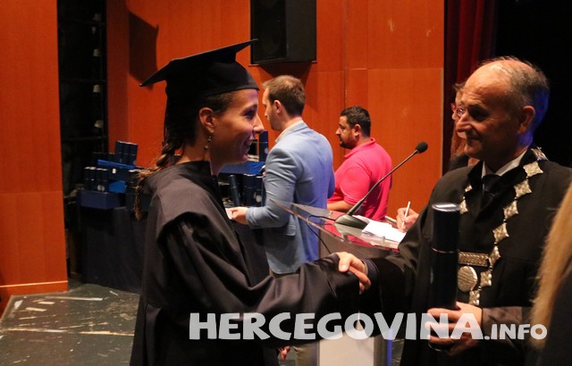 FPMOZ: Pogledajte tko je sve danas dobio diplomu na svečanoj promociji diplomanata