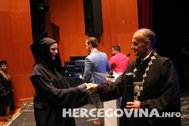 FPMOZ: Pogledajte tko je sve danas dobio diplomu na svečanoj promociji diplomanata