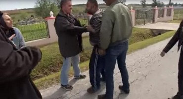 Divljački gurnuo novinarku u jarak pa nasrnuo na snimatelja