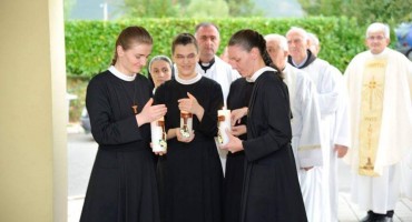 Mostar: Tri sestre  Dajana, Anica i Katica obukle redovničko odijelo i položile svoje prve zavjete