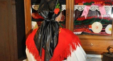 Narodni običaji: Djevojka za udaju i  sanduk za udaju