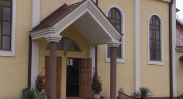 Evo kako je svećenik iz BiH nasjeo na višegodišnje zavođenje fatalne djevojke - završio je vezan, s fantomkom na glavi... 