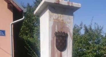 Crvenom bojom zaliven spomen križ hrvatskim braniteljima u Lovasu