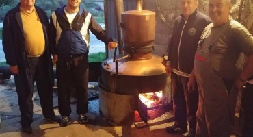 Ima i toga: Mostarac u Rami poznatom carstvu šljiva ispekao rakiju lozu