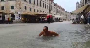 Dubrovnik: Pogledajte kako je češki turist plivao na Stradunu 